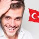 رجل يبتسم و هل يلمس رأسه، هناك علم تركيا